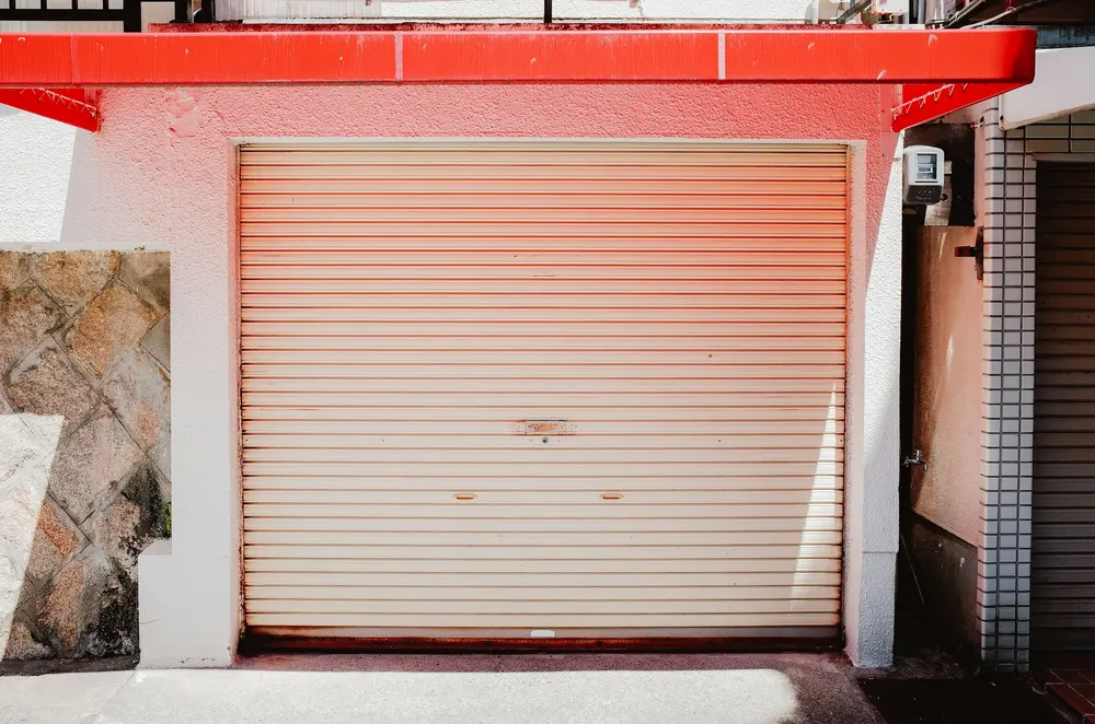 Porta de enrolar de metal fechada na fachada de um comércio
