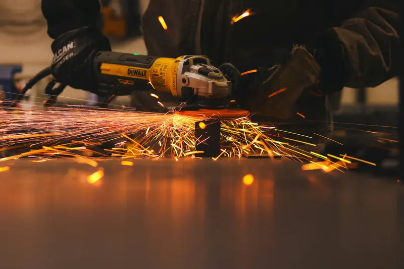 Esmerilhadeira cortando metal, com faíscas