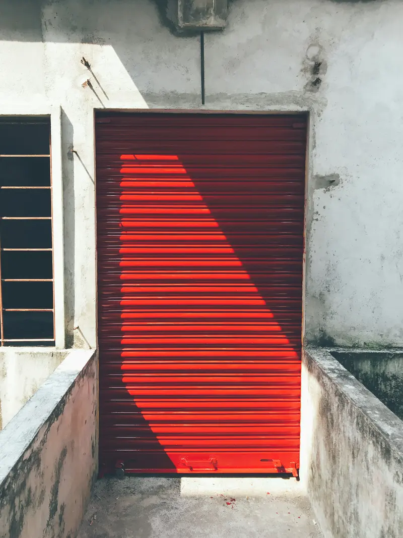 Porta de enrolar vermelha fechada